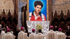 Clérigos católicos em uma igreja em frente a uma imagem de um jovem branco de cabelo curto