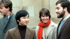 El futuro emperador (segundo a la izquierda) y Keith George (a la derecha) como amigos de la universidad.