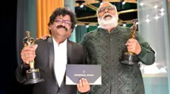 নাটু নাটু-র জন্য অস্কার জেতার পর চন্দ্রবোস (বামে) ও এম এম কীরাভানি