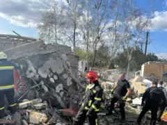 Рятувальники розбирають завали на місці ракетного удару