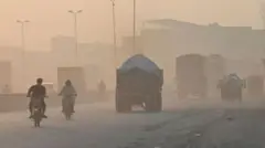  
પાકિસ્તાનના લાહોરમાં પ્રદૂષણ ખતરનાક, એક્યૂઆઈ 1000ના આંકને પાર