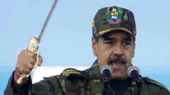Maduro com roupa militar segurando uma espada