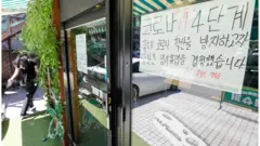 25일 서울 마포구 와우산로의 한 포장마차에 임시휴업 공지가 붙어있다. 코로나19 확산세가 지속됨에 따라 수도권 지역은 26일부터 내달 8일까지 새 거리두기 4단계가 2주 연장된다
