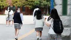 정부가 고등학교 3학년에 이어 초등학교 6학년부터 고등학교 2학년까지 12~17세에 대한 코로나19 백신 접종 계획을 발표했다