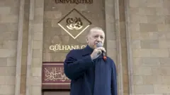 اردوغان روز گذشته مسجد گلحانه در دانشگاه علوم پزشکی آنکارا را افتتاح کرد و گفت این مسجد بخش‌های مجزا برای فعالیت دانشجویان دختر و پسر دارد