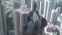 व्हील चेयर पर शख़्स