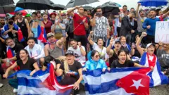 Manifestantes en la autopista Palmetto con banderas de Cuba