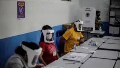 Mesários durante votação em São Paulo