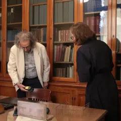 Marc Ammerich sostiene el medidor Geiger en sus manos mientras mide