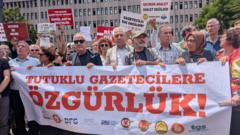 Tutuklu gazeteci İsmail Arı hakim karşısında