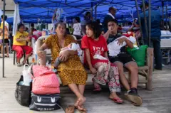 පිලිපීන භූ කම්පනයෙන් අවතැන් වූ පිරිසක්