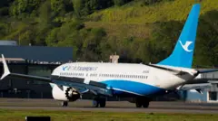 Xiyyaarri Booyiing 737 MAX 8 kan daandiin qilleensaa Chaayinaa ajajee ture dirree Booyiing deebi'ee dhaabbate, kunis sababa Chaayinaa fi US qaraxa bulchiinsa Tiraamp irratti qoccolloo keessa seenaniif