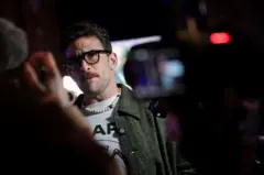 Hasan Piker, 4 Kasım 2025'te New York'un Brooklyn semtinde, Zohran Mamdani'nin mitingi sırasında gazetecilere açıklama yapıyor. 