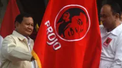 Ketua DPP Projo Budi Arie Setiadi (kanan) menyerahkan bendera relawan Projo kepada Ketua Umum Partai Gerindra Prabowo Subianto (kiri) pada acara deklarasi dukungan di kediaman Prabowo, Jalan Kertanegara, Jakarta, Sabtu (14/10/2023).
