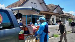 Petugas saat mengevakuasi jasad korban Siti Komariyah (64) dari rumahnya ke RSUD Blambangan, Banyuwangi.