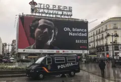 Cartel de Narcos que pone "Oh blanca Navidad"