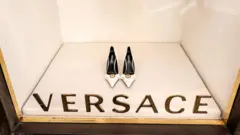 Туфли Versace в витрине