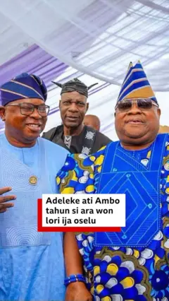 Oludije gomina fẹgbẹ oselu APC, Bola Oyebamiji aọ asọ alawọ buluu, o si de fila asọ oke alawọ buluu naa, o durp sẹgbẹ́ gomina ipinlẹ Osun, Ademola Adeleke to wọ ankara alawọ buluu ati goolu to jẹ toke tilẹ ati agbada rẹ, o si tun de fila asọ oke olomi buluu ati goolu naa