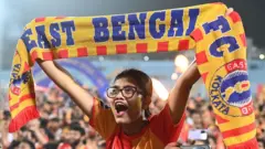 ইস্টবেঙ্গল জেতার পর গ্যালারিতে একজন সমর্থকের উল্লাস