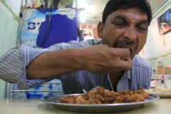 වේගයෙන් ආහාර ගන්නා පුද්ගලයෙකු