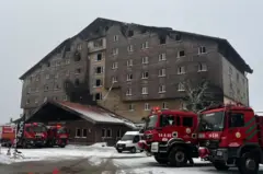 Yanan Grand Kartal Hotel ve önündeki itfaiye araçları 