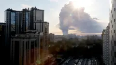 Fumaça sobe de um incêndio em galpões da Wildberries, em São Petersburgo, Rússia, em 24 de julho de 2026