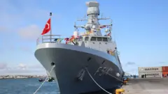 Türk savaş gemisi Mogadişu limanında