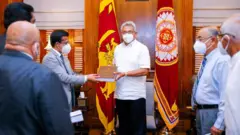 පාස්කු ඉරිදා ත්‍රස්තවාදී ප්‍රහාරය පිළිබඳ ජනාධිපති පරීක්ෂණ කොමිසන් සභාවේ අවසන් වාර්තාව 2021 පෙබරවාරි 1 වැනිදා ජනාධිපති කාර්යාලයේ දී කොමිෂමේ සභාපති ශ්‍රේෂ්ඨාධිකරණ විනිසුරු ජනක් ද සිල්වා විසින් ජනාධිපති ගෝඨාභය රාජපක්ෂ වෙත භාර දෙනු ලැබීය. 