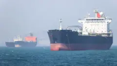 Dos buques en aguas del estrecho de Ormuz