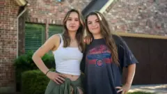 Ella Scott (à esquerda) e Alyssa Hoy se mobilizaram contra a proibição do livro em sua cidade.