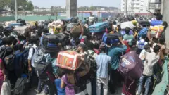 গুজরাটের উদনা রেলস্টেশনে পরিযায়ী শ্রমিকদের ঘরে ফেরার ভিড়। রবিবার, ১৯ এপ্রিল