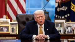 دونالد ترامپ پشت میز 