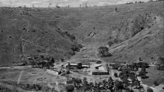 Morros desmatados, com casas ao centro