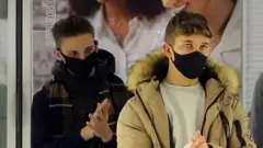 Des personnes masquées
