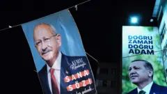 يظهر على اليمين الرئيس التركي رجب طيب أردوغان وعلى اليسار المرشح الأقوى كمال كليجدار أوغلو