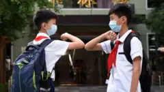 பள்ளிகளை திறக்கும் முடிவை கைவிட்ட அதிகாரிகள்