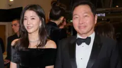 Chey Tae-won con su actual pareja, Kim Hee-young.