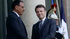 ماكرون (يمين) ومحمد بازوم