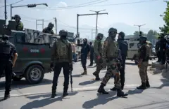 Miembros de las fuerzas de seguridad cerca del lugar donde ocurrió el ataque en Cachemira