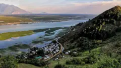 পাহাড়ের ওপর থেকে তোলা বাংলাদেশ গ্রামের ছবি, উলার লেকের ধারে