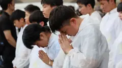 Abahungu babiri bariko barasenga