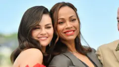 Selena Gomez y Zoe Saldaña en el photocall de "Emilia Pérez" en la 77ª edición del Festival de Cine de Cannes en el Palais des Festivals el 19 de mayo de 2024 en Cannes, Francia. (Foto de Dominique Charriau/WireImage)