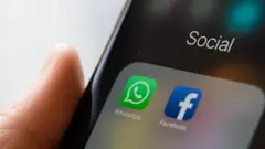 Ifoto igaragaza ibirango bya WhatsApp na Facebook kuri telefone