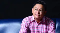 ၂၀၁၂ ဝန်းကျင်က တွေ့ရတဲ့ စာရေးဆရာ၊ ဒါရိုက်တာနဲ့ ဇာတ်ညွှန်းရေးဆရာ မင်းခိုက်စိုးစန် (ပုံဟောင်း) 