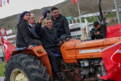 Özgür Özel traktör kullanırken