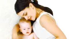 Женщина с новорожденным ребенком