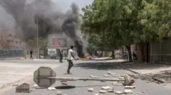 Une rue barrée et du feu allumé dans un quartier de Dakar