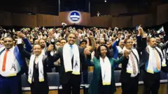 ፕረዚደንት ኦሮሚያ ሽመልስ ኣብዲሳ (ፀጋም) ከንቲባ ኣዲስ ኣበባ ኣዳነች ኣበቤ (የማን) ምስ ካልኦት ሹመኛታት