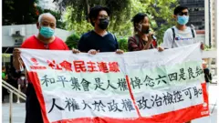 社民連到法院外聲援被告。