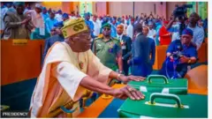 Aarẹ Bola Tinubu nile igbimọ aṣofin.